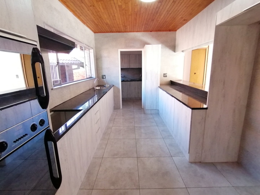 To Let 4 Bedroom Property for Rent in Heuwelsig Free State